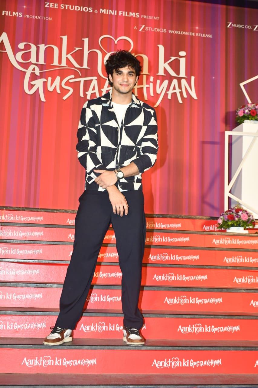 Munjya star Abhay Verma also marked his presence at the screening of Aankhon Ki Gustaakhiyan. He created a monochromatic look in a black and white printed shirt with black pants.